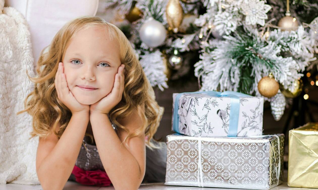 Πώς μπορούν οι γονείς να μην κακομάθουν τα παιδιά με τα πολλά δώρα στις γιορτές; (pics)