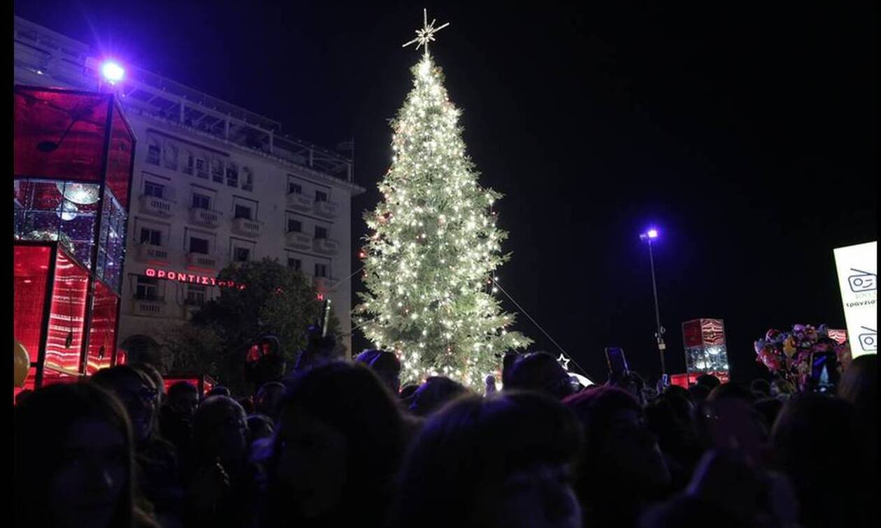 Θεσσαλονίκη: Άναψε το χριστουγεννιάτικο δέντρο στην πλατεία Αριστοτέλους