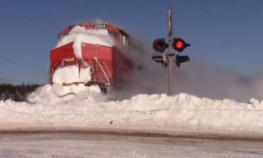 Βίντεο: Η συγκλονιστική στιγμή που τρένο διασπάει «τοίχο» από χιόνι!