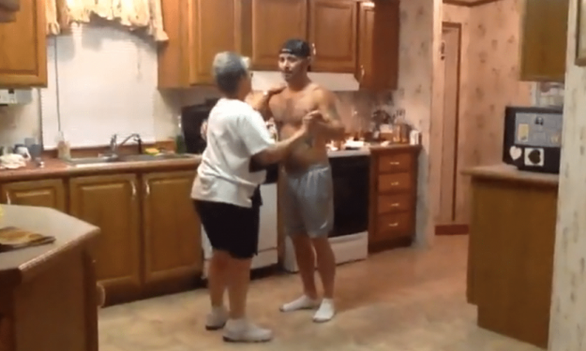 Βίντεο: Μάνα και γιος χορεύουν το αγαπημένο τους τραγούδι και το ίντερνετ… καταρρέει!