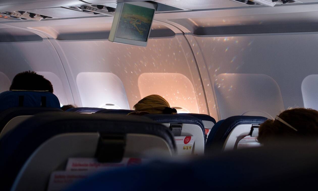 Αυτός είναι ο λόγος που χαμηλώνουν τα φώτα κατά την απογείωση και την προσγείωση αεροσκάφους (pics)