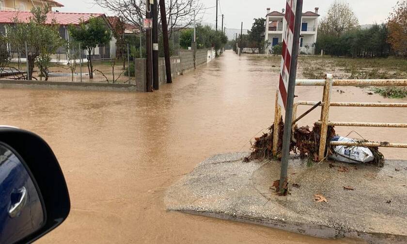 Κακοκαιρία - Λάρισα: Πλημμύρες στις παραθαλάσσιες περιοχές λόγω έντονης βροχόπτωσης (pics&vid)