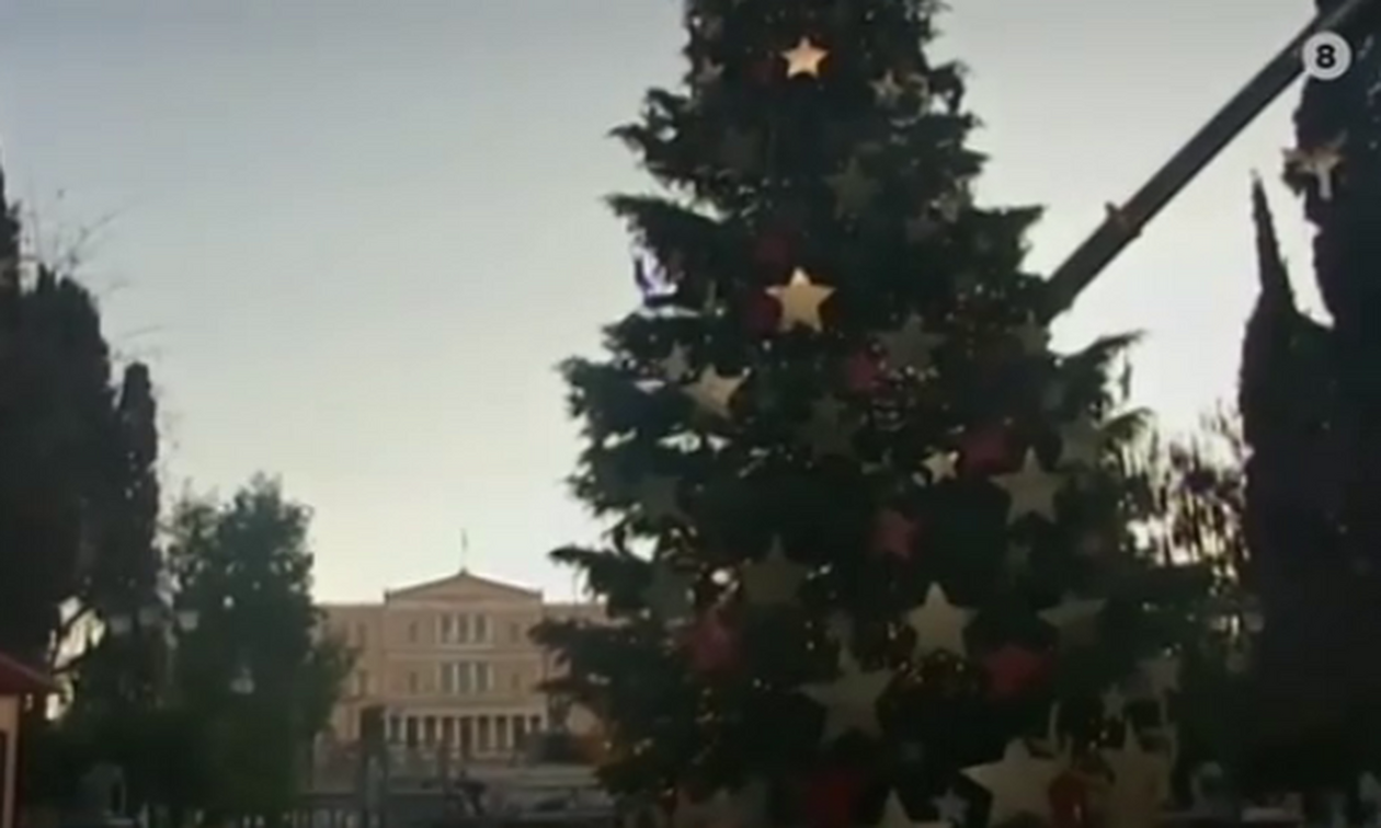 Σύνταγμα: Το χριστουγεννιάτικο δέντρο άρχισε να γέρνει! (video)