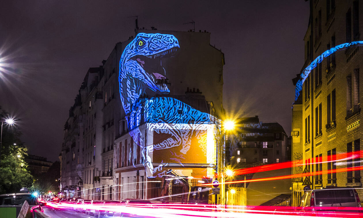 Δεινόσαυροι «κυκλοφορούν» στο Παρίσι (pics)