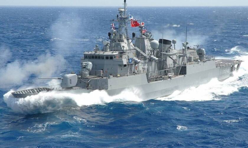 Θρίλερ στο Αιγαίο: Τουρκικά πολεμικά πλοία στρέφουν τα πυροβόλα τους εναντίον ελληνικών σκαφών