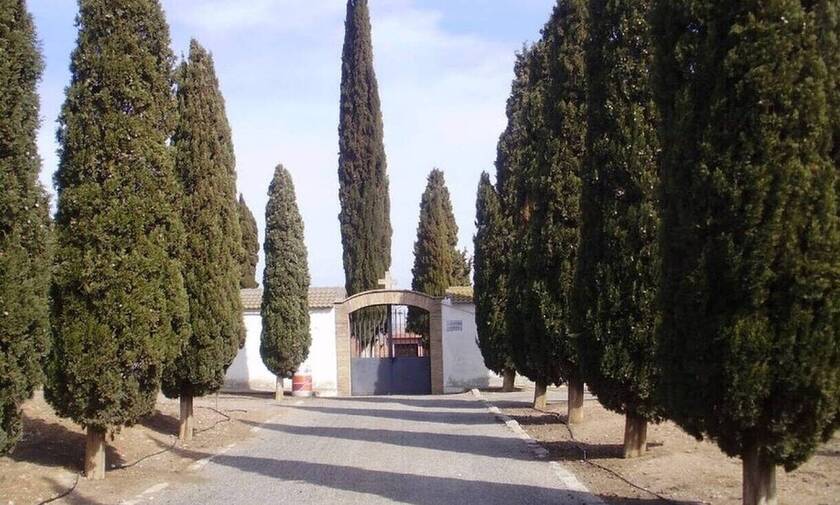Φρίκη στην Μεσσηνία: Ξέθαψαν νεκρή και βεβήλωσαν τάφους στο Πλατύ 