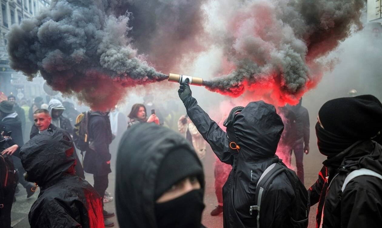 Δακρυγόνα και βόμβες μολότοφ στο Παρίσι: Επεισόδια μεταξύ αστυνομίας και διαδηλωτών (pics+vid)
