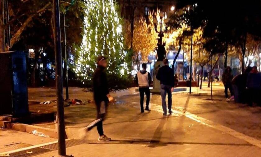 Eπιχείρησαν να κάψουν το χριστουγεννιάτικο δέντρο στην πλατεία Εξαρχείων