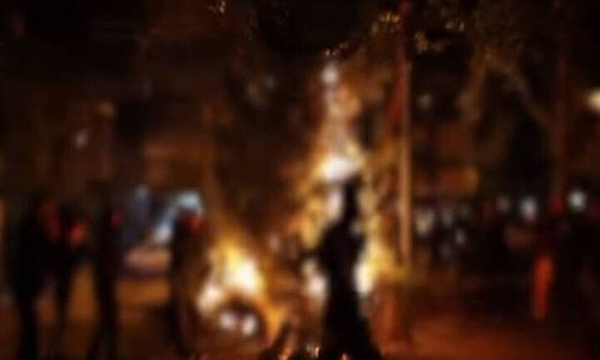 Βίντεο: Έτσι έκαψαν το χριστουγεννιάτικο δέντρο στα Εξάρχεια μπροστά στα ΜΑΤ 