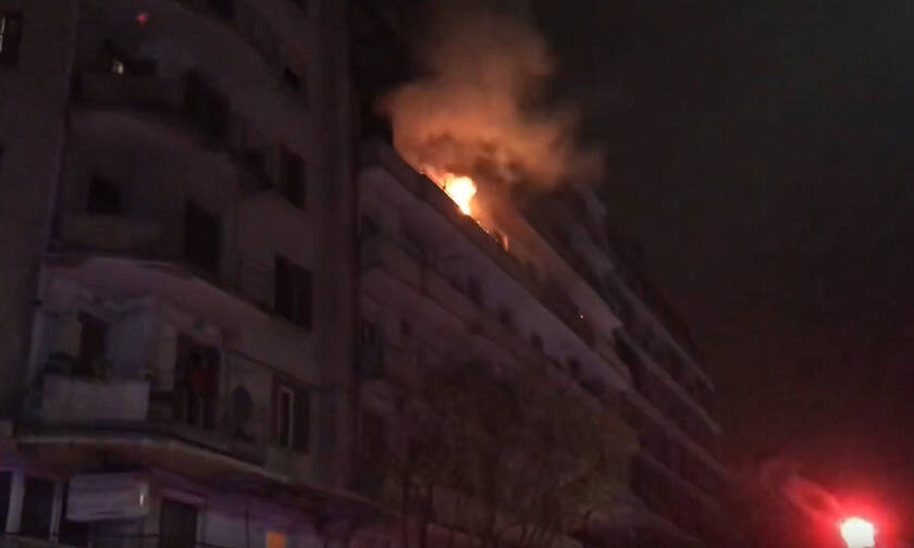 Θεσσαλονίκη: Φωτιά σε διαμέρισμα στο κέντρο της πόλης - Απεγκλωβίστηκαν τρία παιδιά (pics+vid)