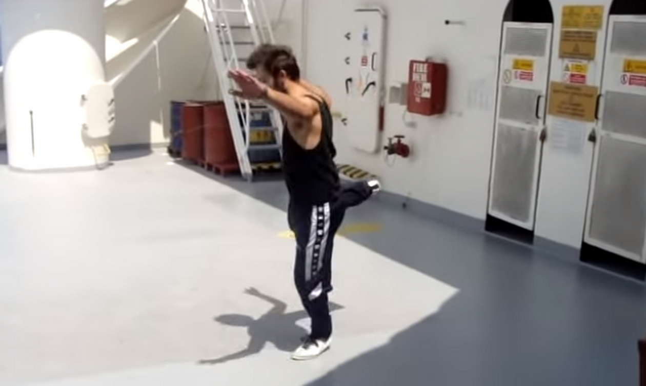 Έλληνας χορεύει ζεϊμπέκικο πάνω σε γκαζάδικο στον Ατλαντικό (video)