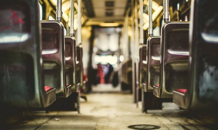Ακατάλληλες εικόνες: Ζευγάρι κάνει σεξ μέσα στο λεωφορείο - Άφωνοι οι περαστικοί