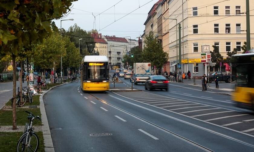 Γερμανία: ΣΟΚ για επιβάτες τραμ – Το σταμάτησαν ενώ έτρεχε ανεξέλεγκτο αφού λιποθύμησε ο οδηγός του