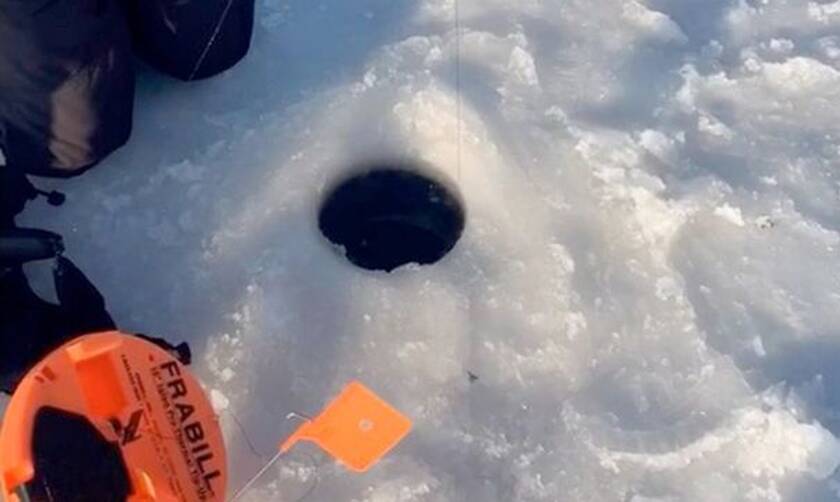 Άνοιξε μια τρύπα στον πάγο και ξεκίνησε να ψαρεύει - Ούρλιαζε από τρόμο με αυτό που έβγαλε