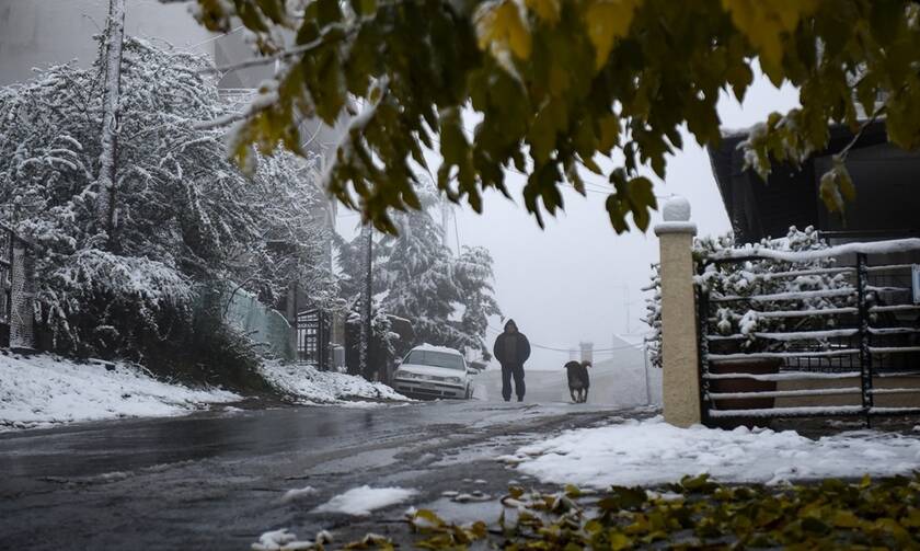 Καιρός: Επιμένει η κακοκαιρία - Παραμονή Χριστουγέννων με καταιγίδες, μποφόρ και χιόνια