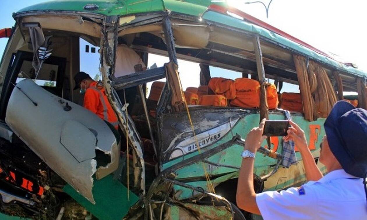 Φρικτό τροχαίο στην Ινδονησία: Λεωφορείο έπεσε σε χαράδρα - 24 νεκροί