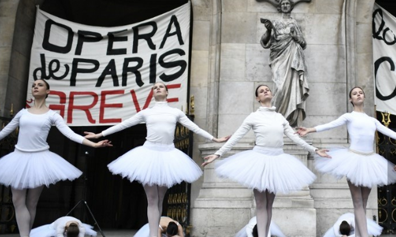 Γαλλία: Μπαλαρίνες χόρεψαν τη Λίμνη των Κύκνων έξω από την Όπερα του Παρισιού - Δείτε γιατί
