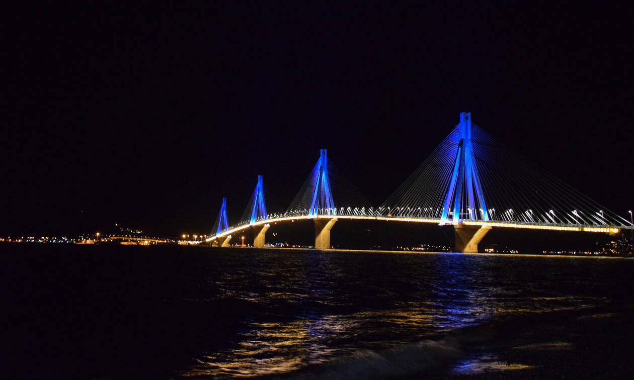 Χριστούγεννα 2019: Εντυπωσιακές εικόνες από τη γιορτινή φωταγώγηση της γέφυρας Ρίου - Αντιρρίου
