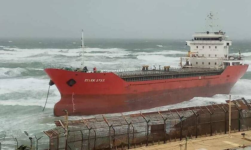 Φορτηγό πλοίο από την Ελλάδα εξόκειλε σε παραλία του Ισραήλ λόγω ισχυρών ανέμων (pics&vid)