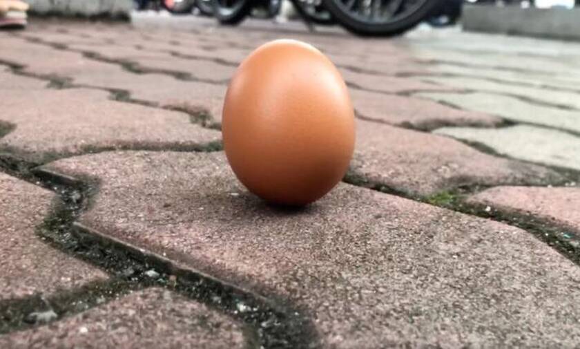 Μαλαισία: Το πείραμα του όρθιου αυγού έγινε viral χάρη στην έκλειψη του Ηλίου	