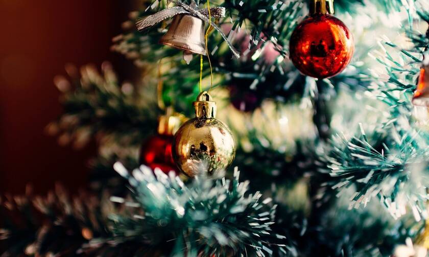 Ξέχασε 16.000 ευρώ κάτω από χριστουγεννιάτικο δέντρο – Η συνέχεια σπάει καρδιές