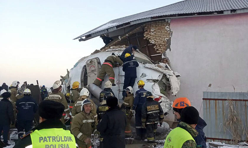 Αεροπορική τραγωδία στο Καζακστάν: Τουλάχιστον 14 οι νεκροί από τη συντριβή αεροσκάφους (pics&vids)