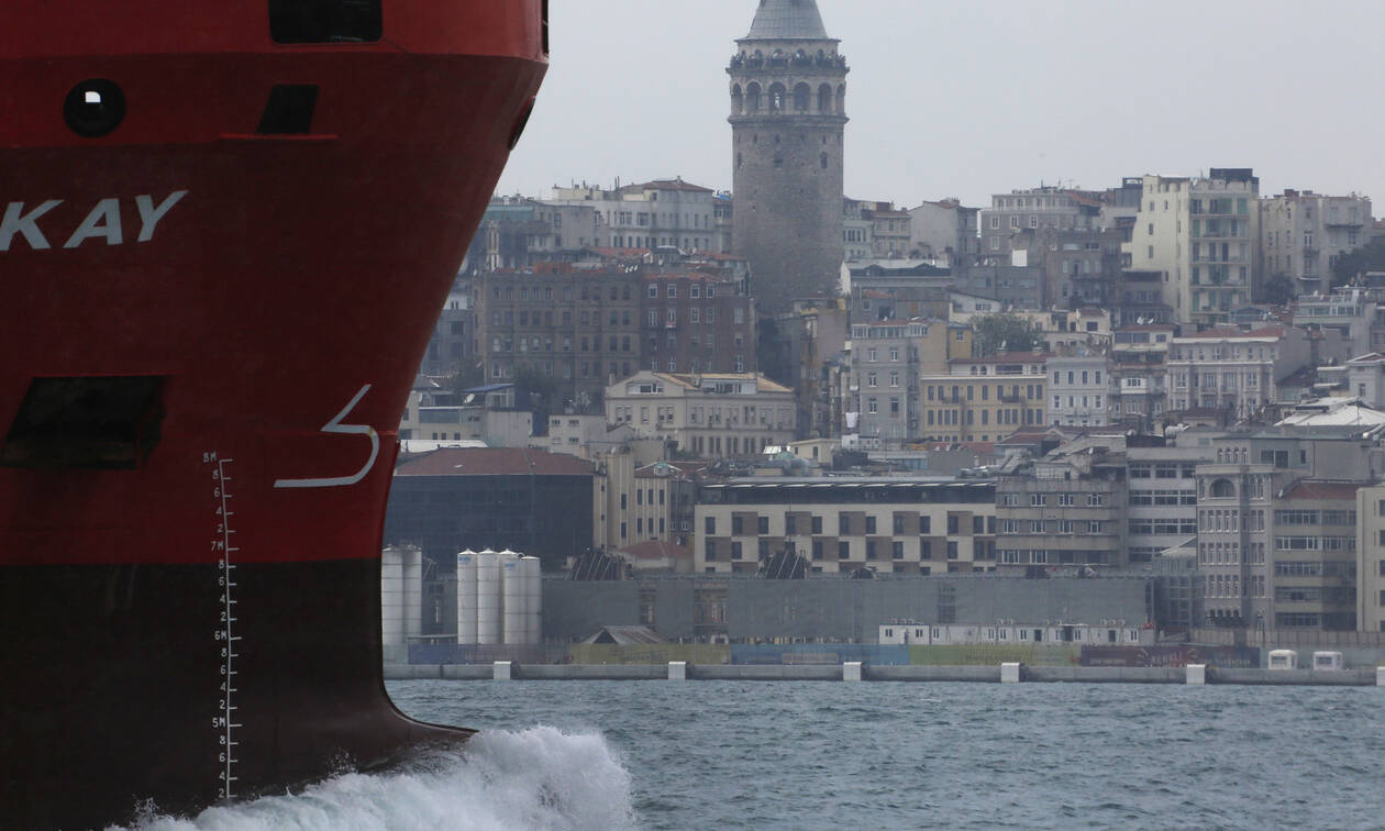 Συναγερμός στην Τουρκία: Πλοίο προσέκρουσε στην ακτή του Βοσπόρου
