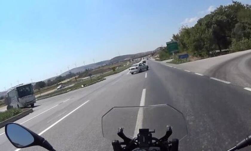 Βίντεο για γερά στομάχια: Μοτοσικλετιστής γλιτώνει στο «τσακ» τη σύγκρουση!