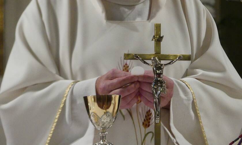 Άγρια δολοφονία ιερέα: Του έχωσε το σταυρό στο λαιμό (pics)