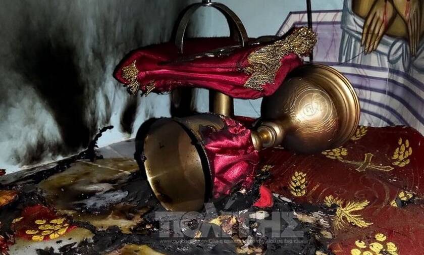 Χίος: Βλάσφημοι μπήκαν στην εκκλησία και έβαλαν φωτιά στην Αγία Τράπεζα (pics)