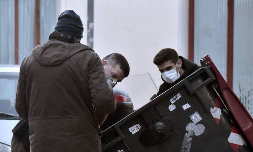 Θρίλερ στα Πετράλωνα: Κάμερα δείχνει τον 20χρονο να πετά σακούλες στα σκουπίδια (pics)