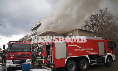 Συναγερμός στην Πυροσβεστική: Φωτιά ΤΩΡΑ σε κτήριο στη Μεσογείων (pics&vids)