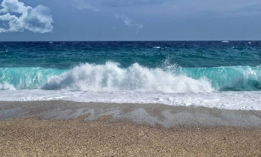 Κρήτη: Αναστάτωση σε παραλία - «Πάγωσαν» με αυτό που ξέβρασε η θάλασσα (pics)