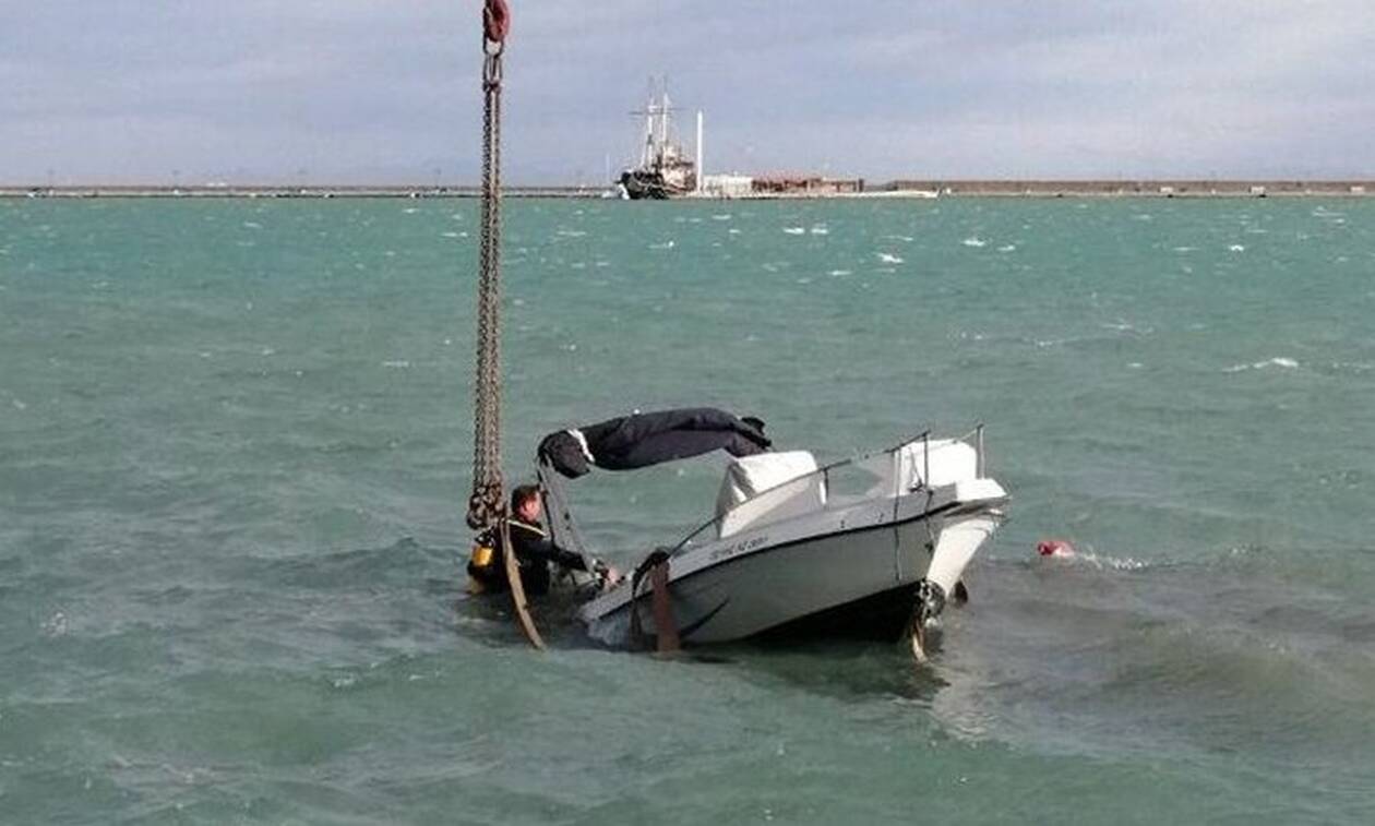 Ζάκυνθος: Η στιγμή που βάρκα βάζει νερά και κινδυνεύει να βυθιστεί (pics+vid)