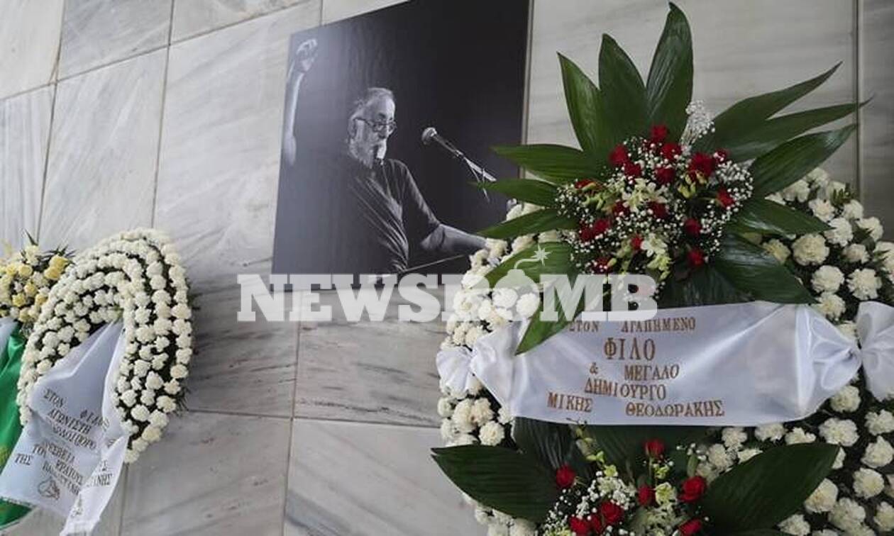Κηδεία Θάνου Μικρούτσικου: Σήμερα το «τελευταίο αντίο» - Σε λαϊκό προσκύνημα η σορός του (pics)