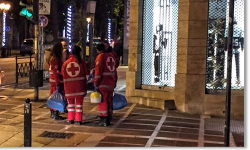 Ο Ελληνικός Ερυθρός Σταυρός υποστηρίζει τους άστεγους στο κέντρο της Αθήνας