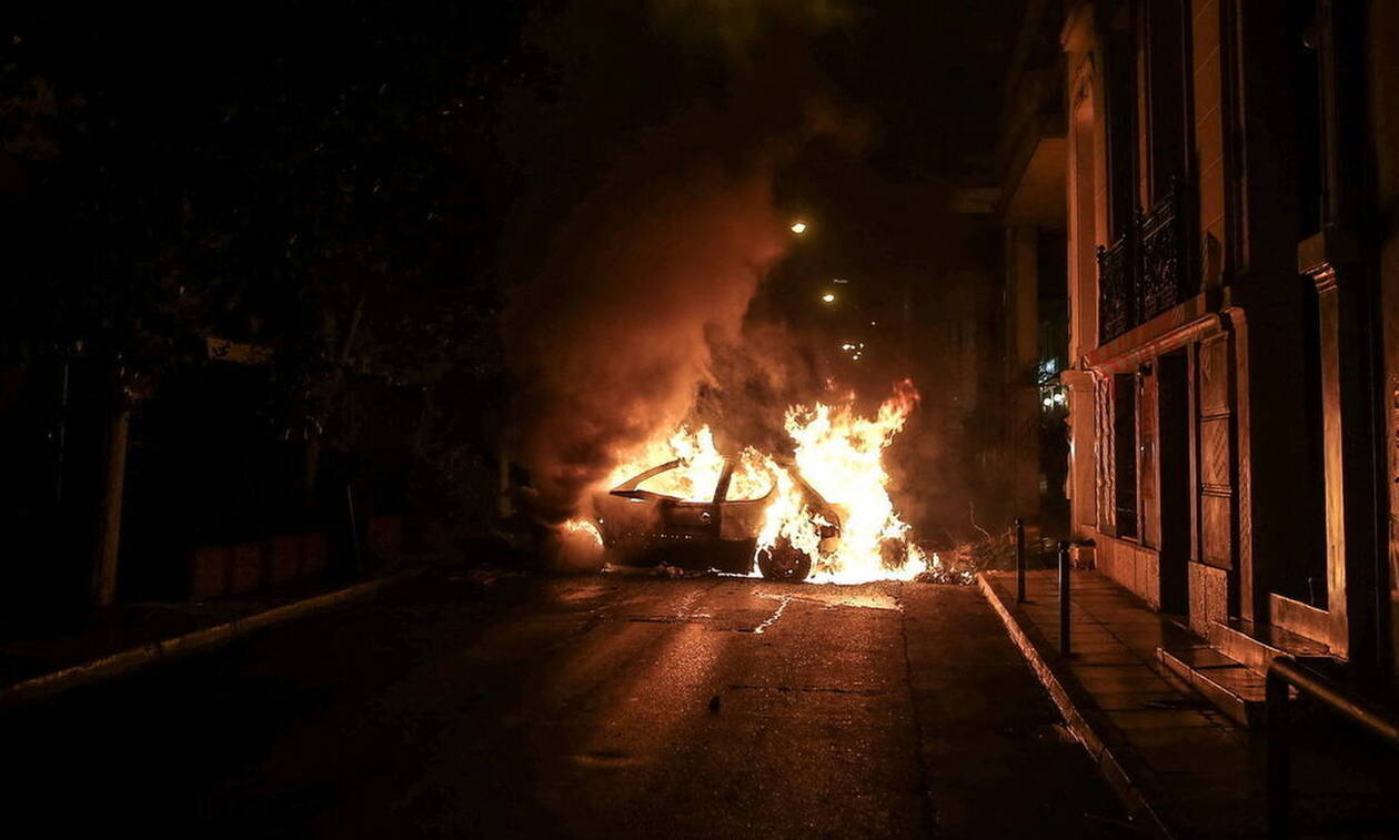 Κρήτη: Στις φλόγες δύο οχήματα στο Ηράκλειο