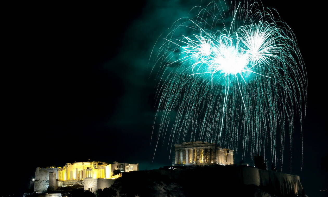 Η Αθήνα υποδέχτηκε τη νέα χρονιά - Μπακογιάννης: Να μην βρει κανέναν το 2020 μόνο του (vid)