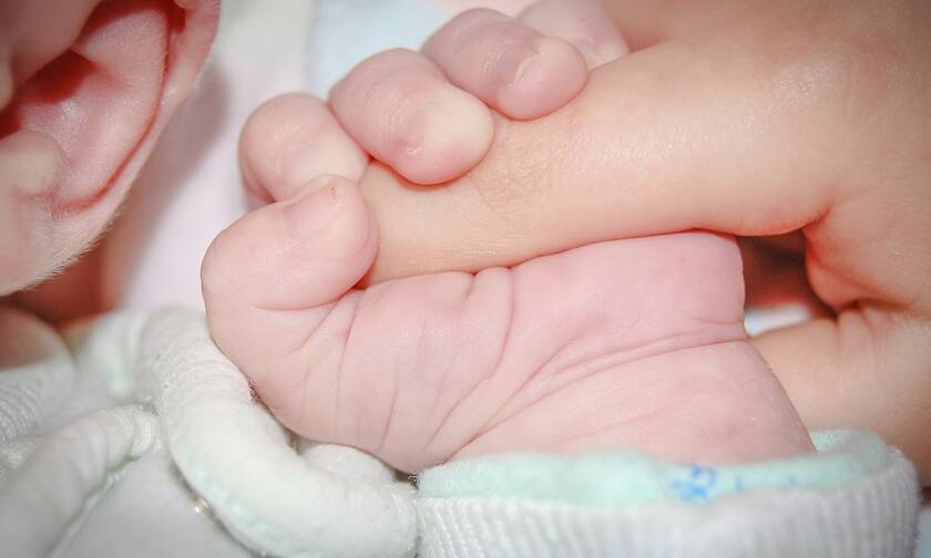 Επίδομα γέννας: Οι νέοι γονείς θα λαμβάνουν 2.000 ευρώ - Σε δύο δόσεις το ποσό 