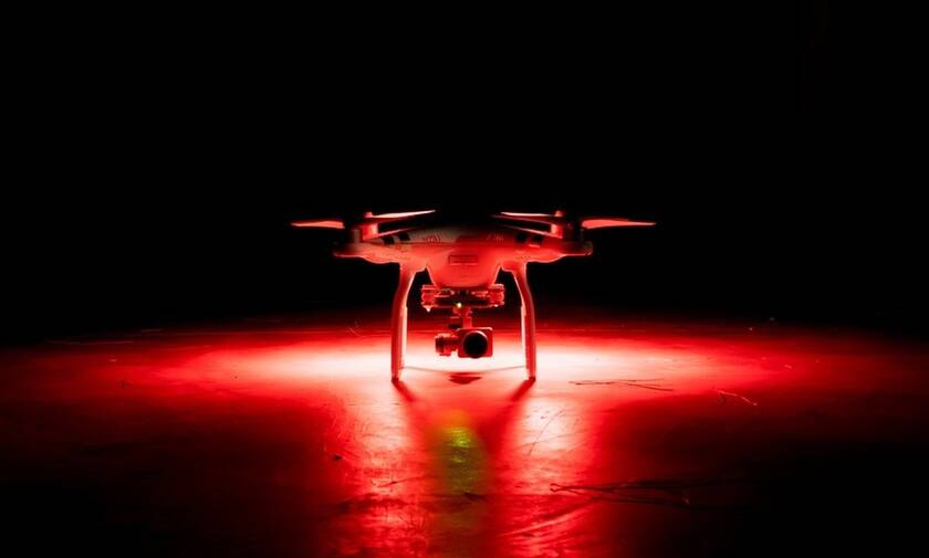 Mυστήριο: Drones καλύπτουν το νυχτερινό ουρανό - Κανείς δεν ξέρει ποιος τα ελέγχει (vid)
