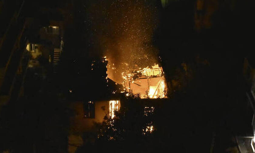 Ανείπωτη τραγωδία: Νεκρό παιδί από φωτιά σε ακατοίκητο κτήριο στον Πειραιά
