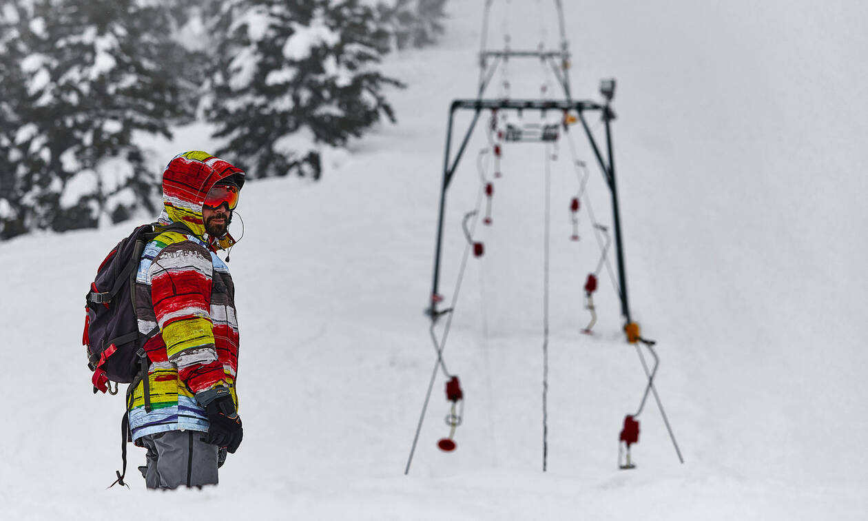 Ηφαιστίωνας: Χιονίζει στο Καρπενήσι – Απαγορεύτηκε η είσοδος στο χιονοδρομικό του Παρνασσού