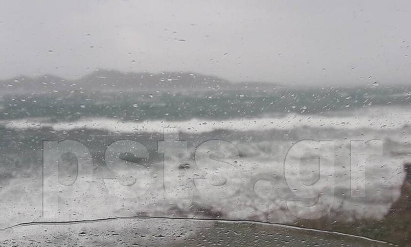 Καιρός: Τρομακτικές εικόνες στην Πάρο! Κύματα «καταπίνουν» Παροικιά και Νάουσα 