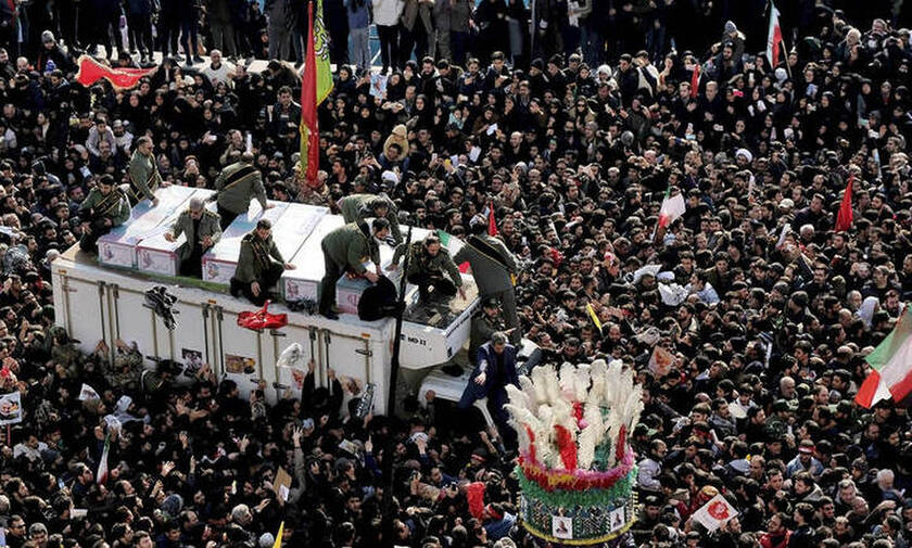 Σουλεϊμανί: Χιλιάδες οργισμένοι Ιρανοί συρρέουν στη γενέτειρα του υποστράτηγου για την ταφή