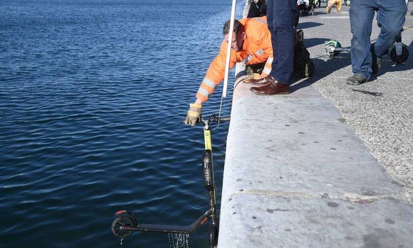Εικόνες ντροπής στον Θερμαϊκό: «Ψάρεψαν» 50 ηλεκτρικά πατίνια από τη θάλασσα