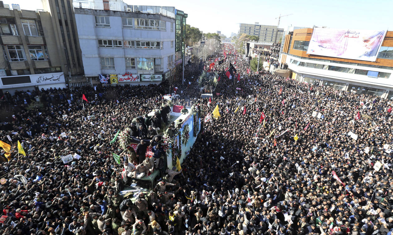 Εικόνες σοκ στην κηδεία του Σουλεϊμανί - Ιράν: «Έτσι θα εκδικηθούμε για το θάνατό του»