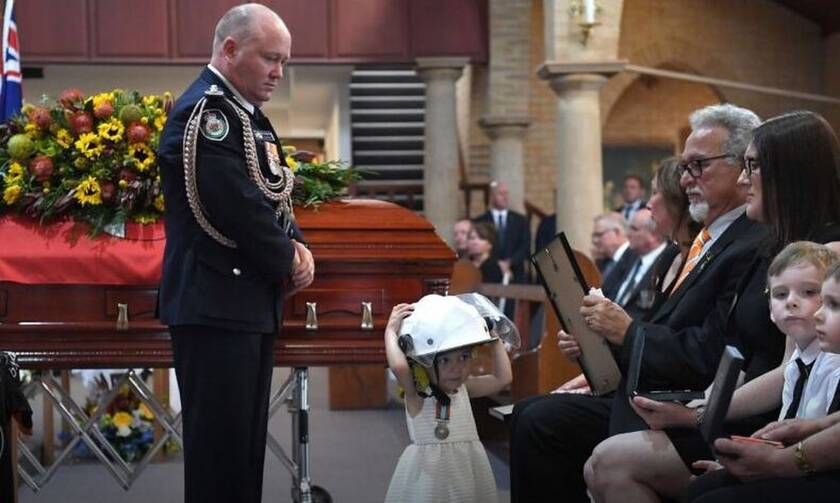 Συγκλονιστικό: Κόρη νεκρού πυροσβέστη παίρνει το κράνος και το μετάλλιο του στην κηδεία του