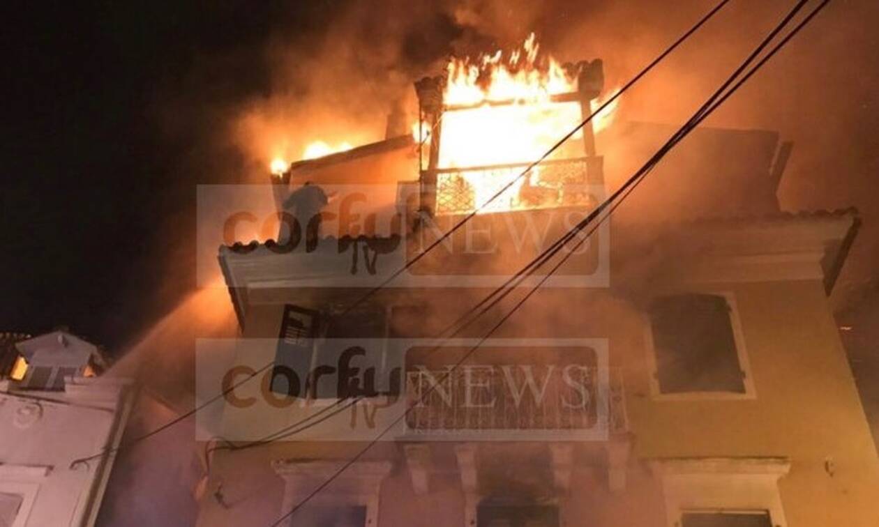 Θρήνος στην Κέρκυρα:Πέθανε ο άνδρας που πάλεψε με τις φλόγες κρεμασμένος στο περβάζι του σπιτιού του