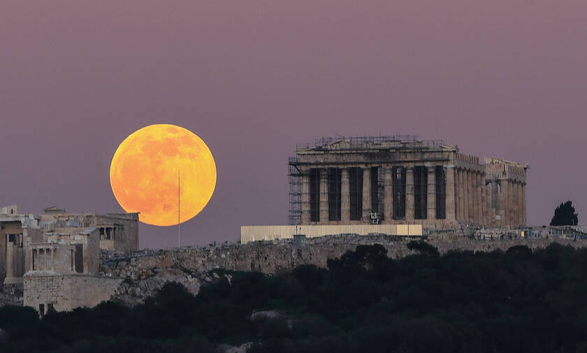«Πανσέληνος του Λύκου»: Το εντυπωσιακό φαινόμενο στον ουρανό της Ελλάδας (φωτογραφίες)