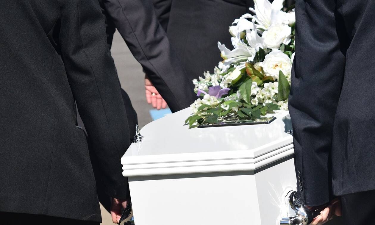 Πανικός σε κηδεία: «Πάγωσαν» οι παρευρισκόμενοι λίγο πριν από την ταφή (pics)